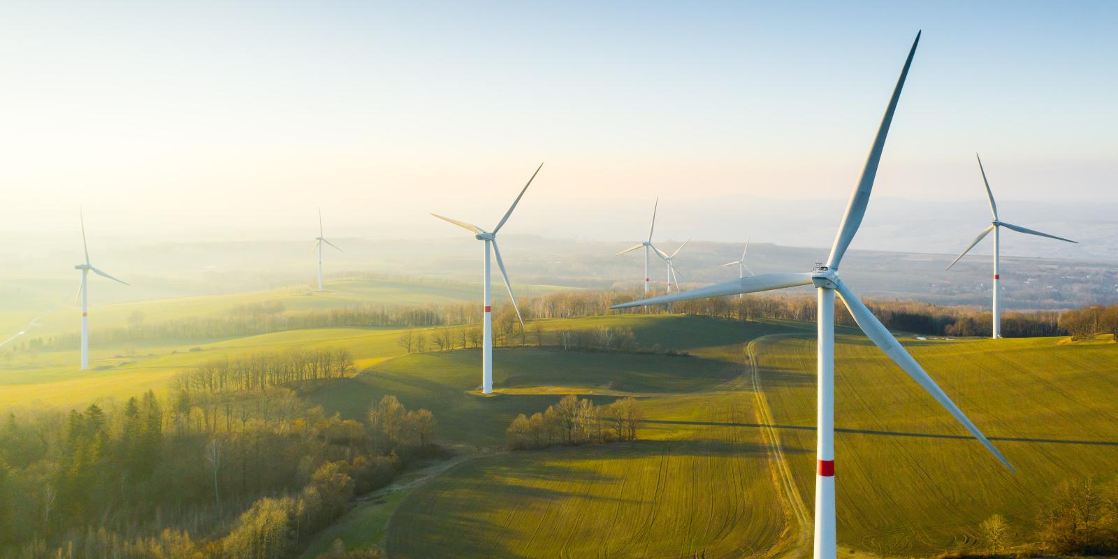 panoramic-view-wind-farm-wind-park-with-high-wind-turbines-generation-electricity-with_2 tecnología rural en pueblos de España
